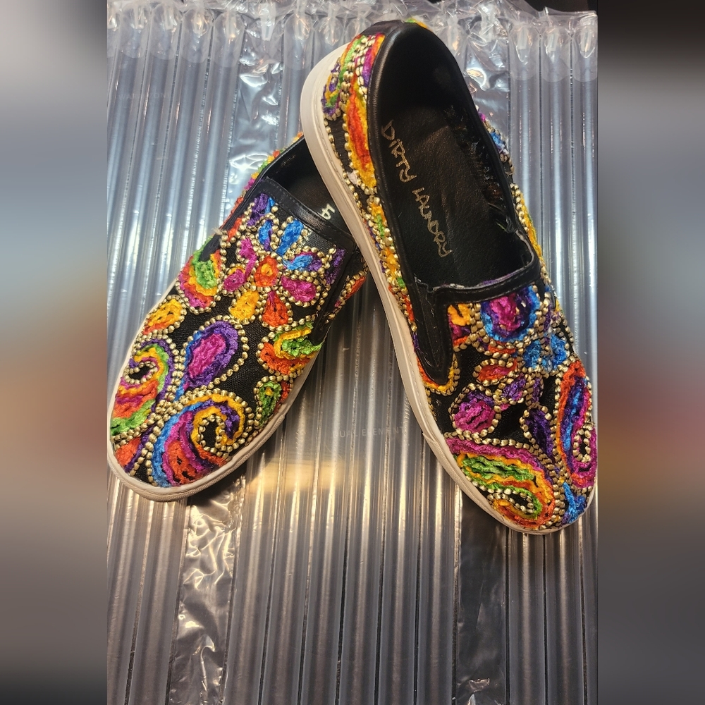 Dirty Laundry Embroidered slip on sneakers 7.5 EUC